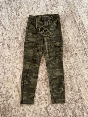 American Eagle Outfitters Women’s Green Camo Cargo Pants